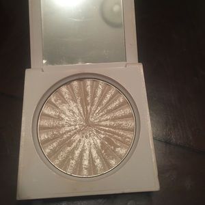 Ofra highlighter in Glazed Donut.